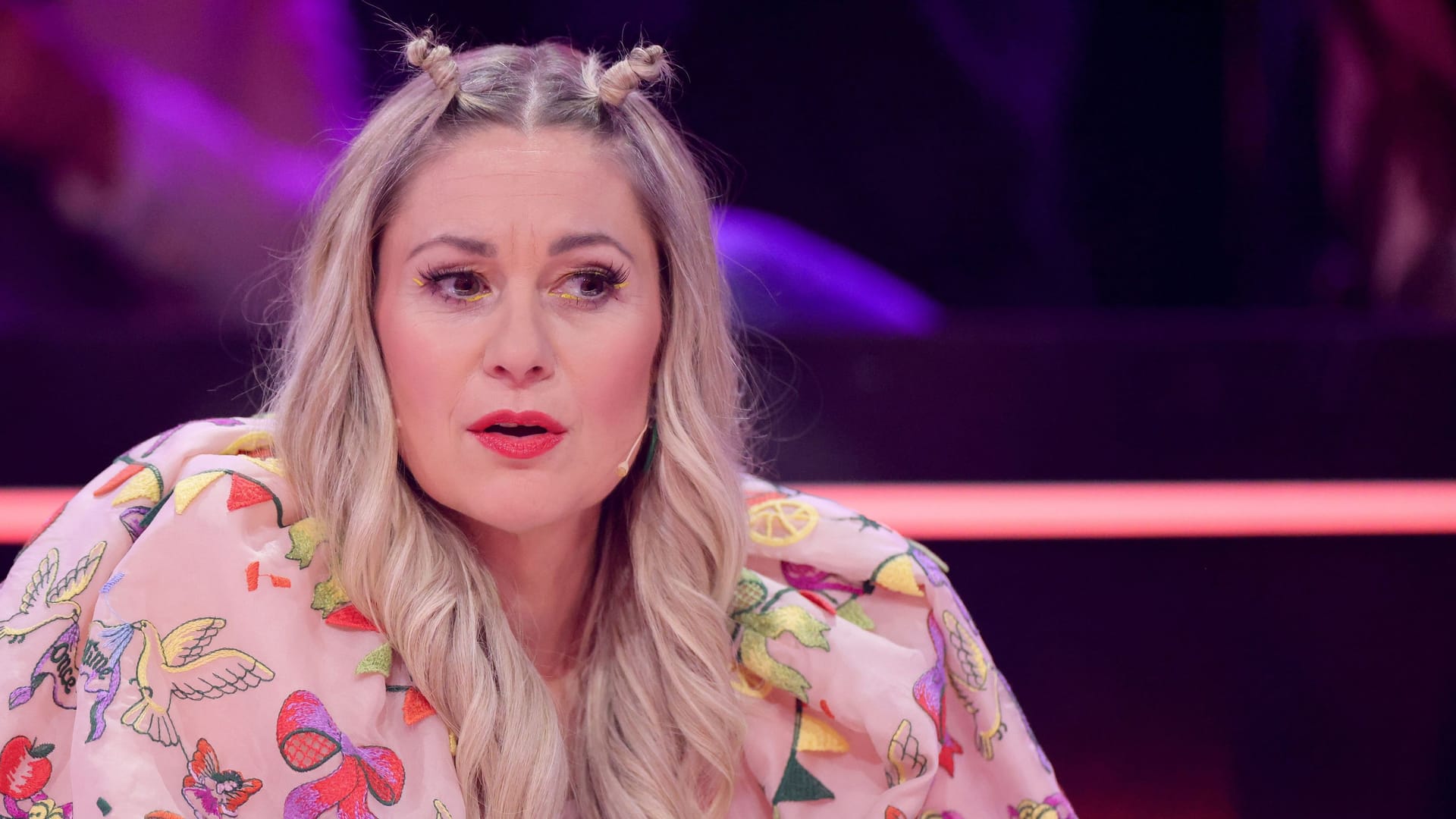 Ruth Moschner sitzt am Jurypult von "The Masked Singer".