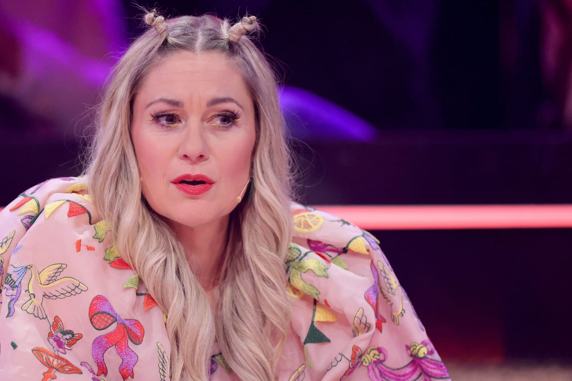 Ruth Moschner sitzt am Jurypult von "The Masked Singer".