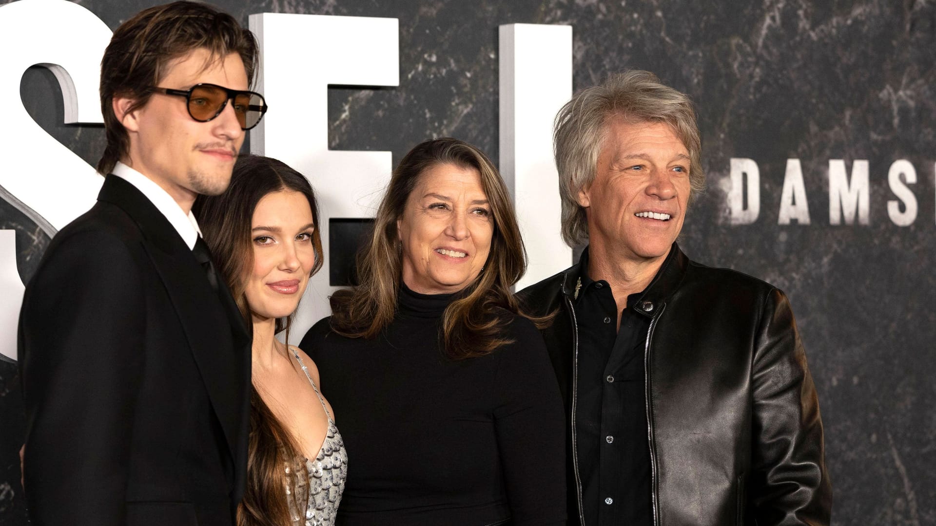 Jake Bongiovi, Millie Bobby Brown, Dorothea Hurley und Jon Bon Jovi: Hier im März 2024 bei einer Premiere.