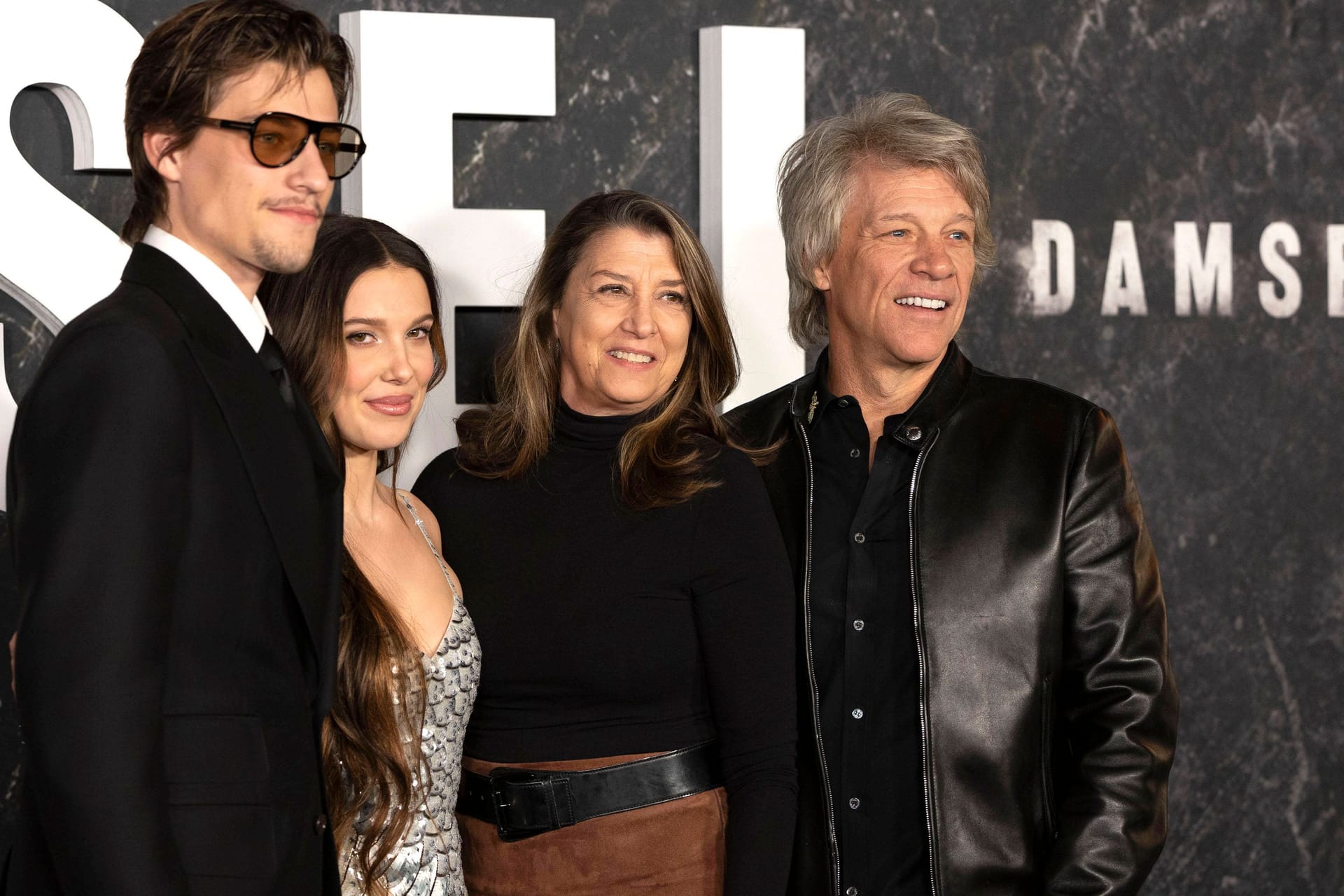 Jake Bongiovi, Millie Bobby Brown, Dorothea Hurley und Jon Bon Jovi: Hier im März 2024 bei einer Premiere.