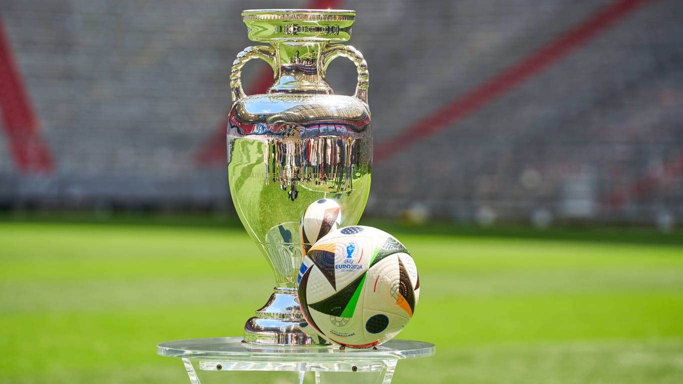 Der EM-Pokal in der Allianz Arena: Am Dienstag wird die Trophäe in München für die Öffentlichkeit ausgestellt.