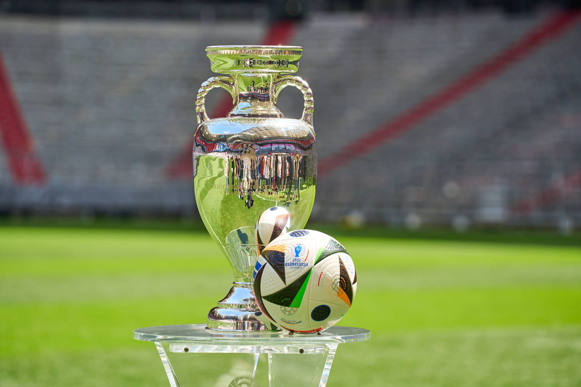 Der EM-Pokal in der Allianz Arena: Am Dienstag wird die Trophäe in München für die Öffentlichkeit ausgestellt.