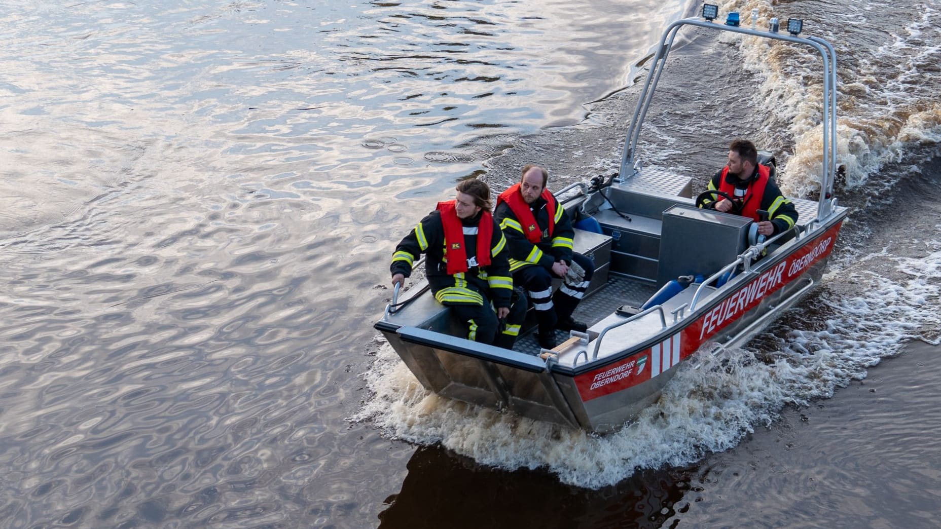 Rettungskräfte bei Oberndorf im Landkreis Cuxhaven: Der Einsatz blieb offenbar ohne Erfolg.