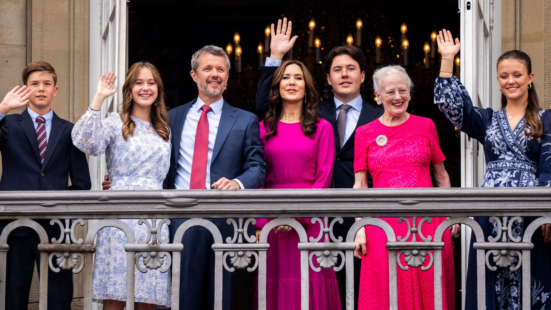 König Frederik X. mit seiner Ehefrau Mary, seiner Mutter Margrethe und seinen Kindern Vincent, Josephine, Christian und Isabella.