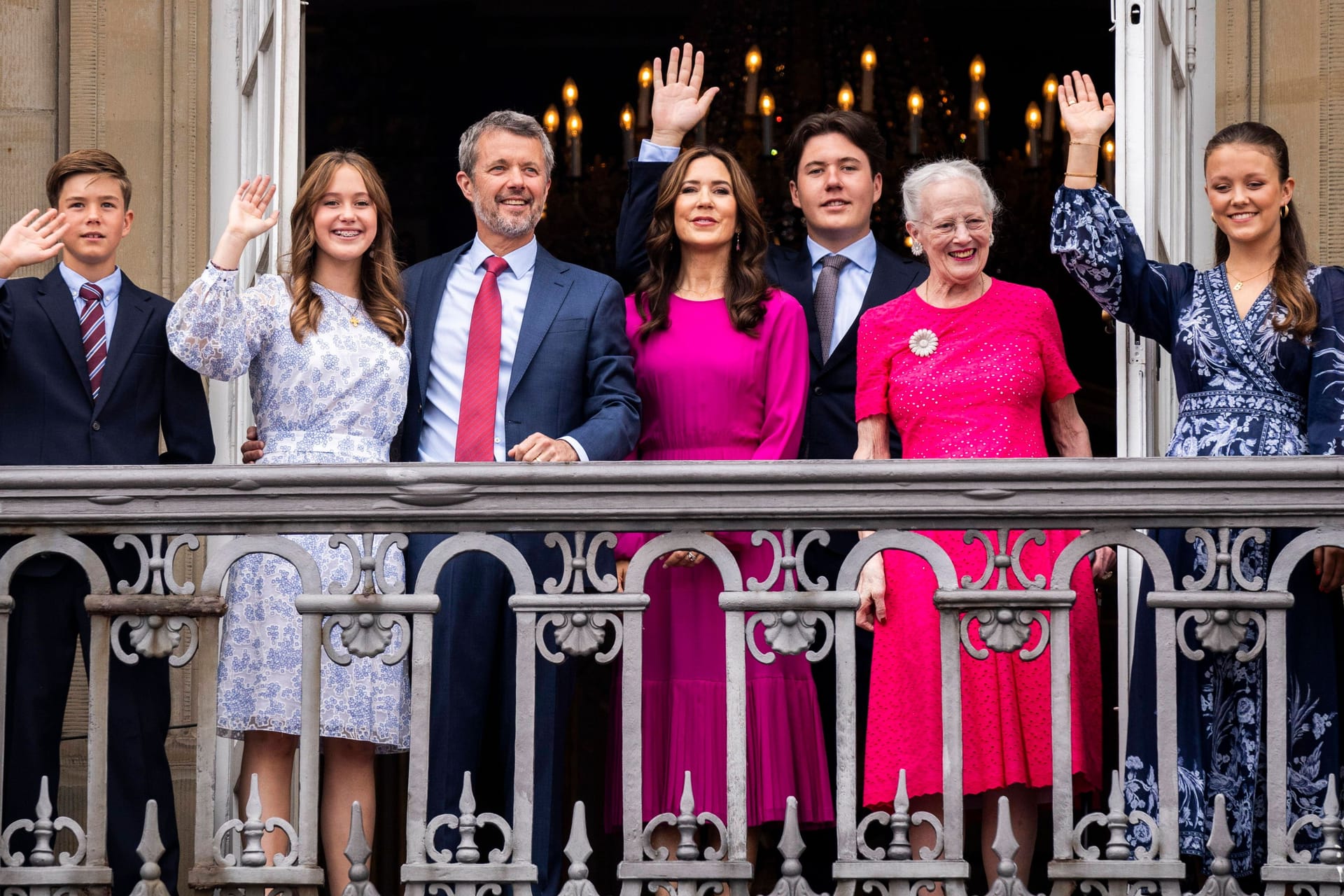 König Frederik X. mit seiner Ehefrau Mary, seiner Mutter Margrethe und seinen Kindern Vincent, Josephine, Christian und Isabella.