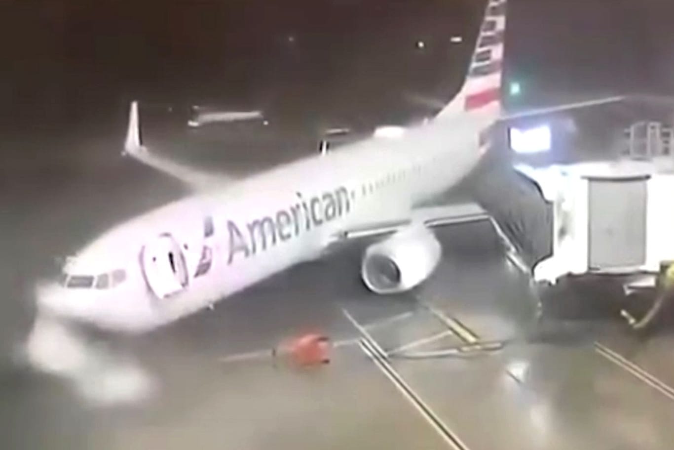 Sturm weht Boeing 737 von Passierbrücke