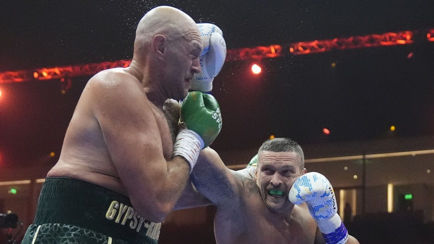 Tyson Fury (l.) muss einen Schlag von Alexander Usyk einstecken. Der Ukraine holte sich den Titel im Schwergewicht.