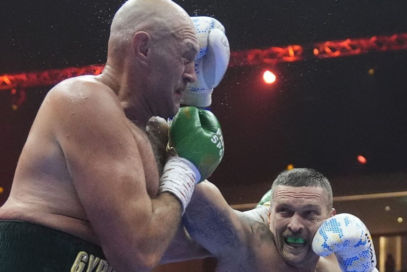 Tyson Fury (l.) muss einen Schlag von Alexander Usyk einstecken. Der Ukraine holte sich den Titel im Schwergewicht.