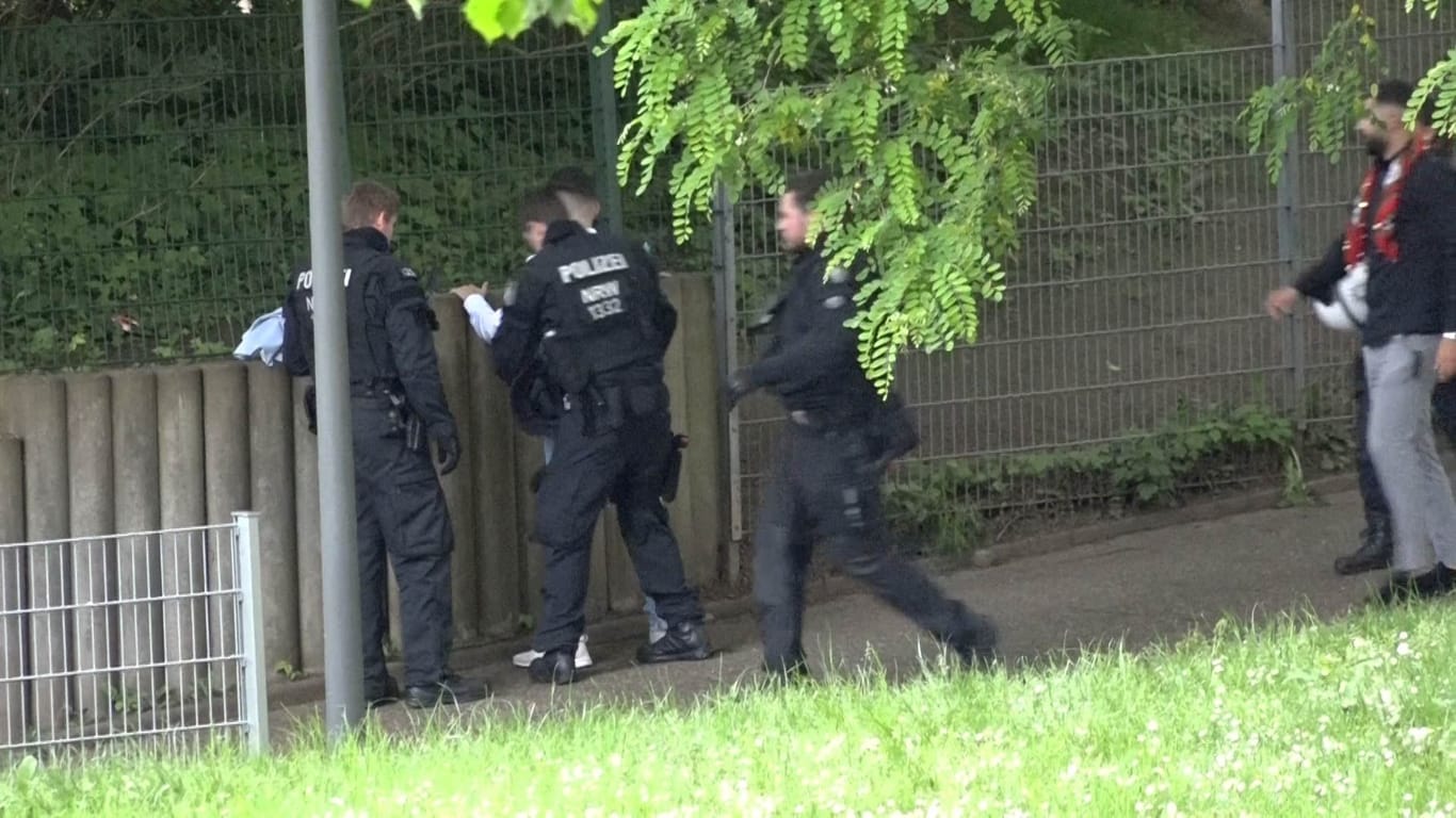 Polizisten durchsuchen Hochzeitsgäste in Löttringhausen: Anwohner hatten die Schüsse gemeldet.