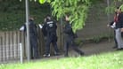 Polizisten durchsuchen Hochzeitsgäste in Löttringhausen: Anwohner hatten die Schüsse gemeldet.