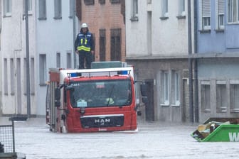 Flutdrama im Saarland: Die anhaltenden Regenfälle lassen die Flüsse extrem schnell anschwellen.