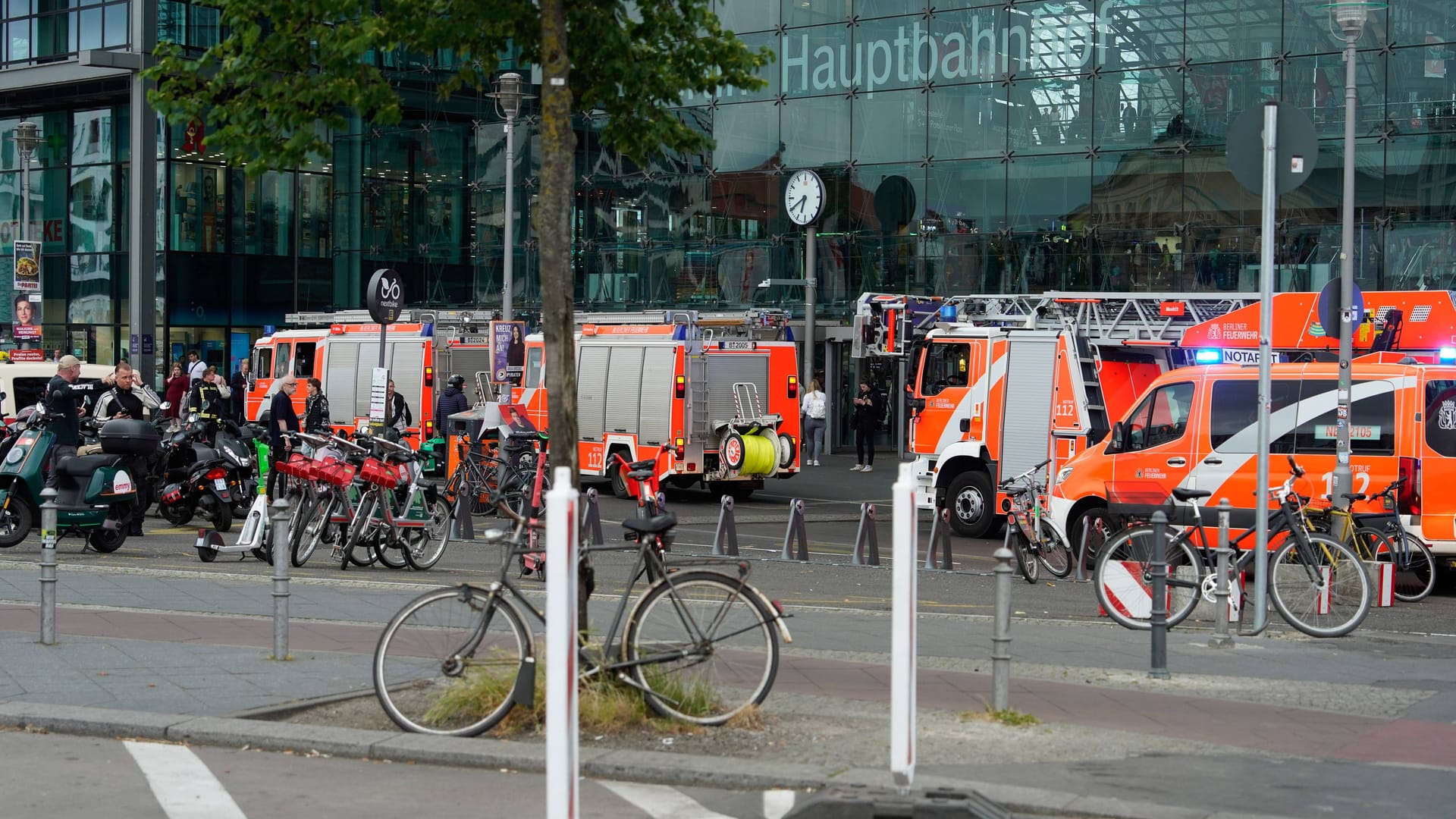 Großeinsatz im Hauptbahnhof in Berlin: Eine Frau und ein Kind gerieten unter einen ICE.