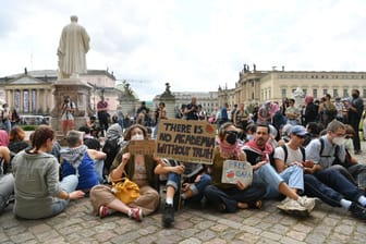 03.05.2024, Berlin: Menschen protestieren auf dem Gelände der Humboldt-Universität Berlin gegen den Krieg im Gazastreifen. Auch an Universitäten in den USA hatte es zuletzt propalästinensische Demonstrationen gegeben
