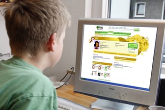 Ein Junge sitzt am Computer und nutzt ICQ: Damals war er für viele der Messenger der Wahl.