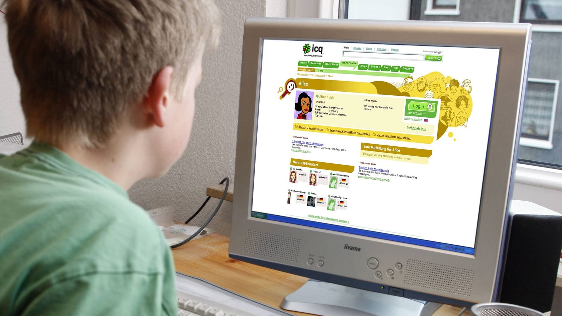 Ein Junge sitzt am Computer und nutzt ICQ: Damals war er für viele der Messenger der Wahl.
