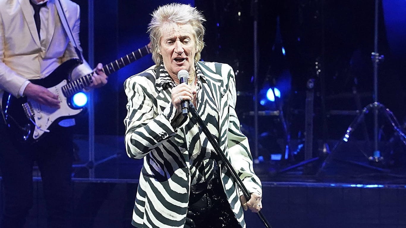 Rod Stewart steht auf der Bühne (Archivbild): Am 14. Mai spielt die Rock-Legende ein Konzert in Hannover.