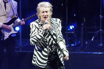 Rod Stewart steht auf der Bühne (Archivbild): Am 14. Mai spielt die Rock-Legende ein Konzert in Hannover.