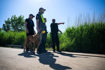 Einsatzkräfte der Polizei bei der Suche nach dem vermissten Arian mit einem Spürhund: Der sechs Jahre alte Arian aus Elm, einem Ortsteil von Bremervörde, bleibt weiter vermisst.