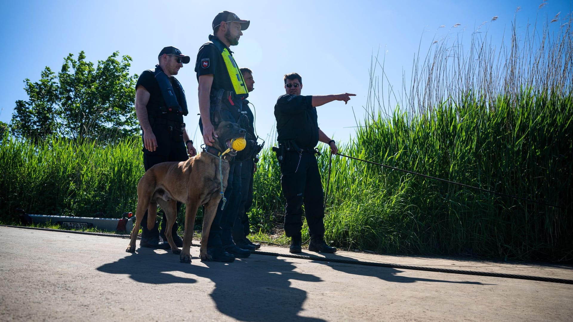 Einsatzkräfte der Polizei bei der Suche nach dem vermissten Arian mit einem Spürhund: Der sechs Jahre alte Arian aus Elm, einem Ortsteil von Bremervörde, bleibt weiter vermisst.