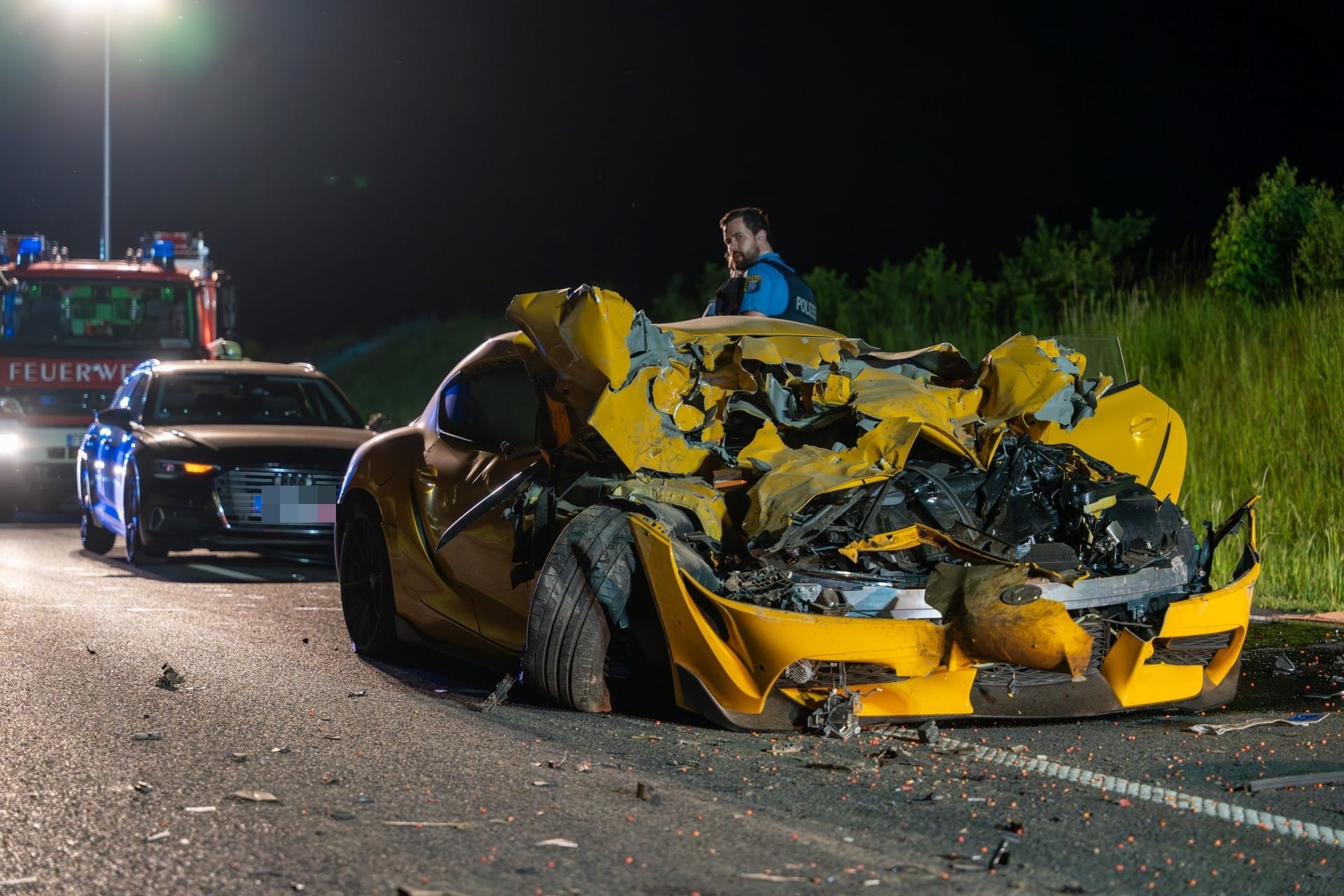 Unfallwrack auf der B3 zwischen Nieder-Wöllstadt und Friedberg: An dem Sportwagen entstand ein hoher Schaden.