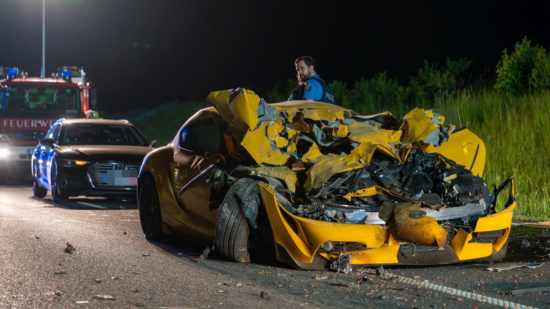 Unfallwrack auf der B3 zwischen Nieder-Wöllstadt und Friedberg: An dem Sportwagen entstand ein hoher Schaden.