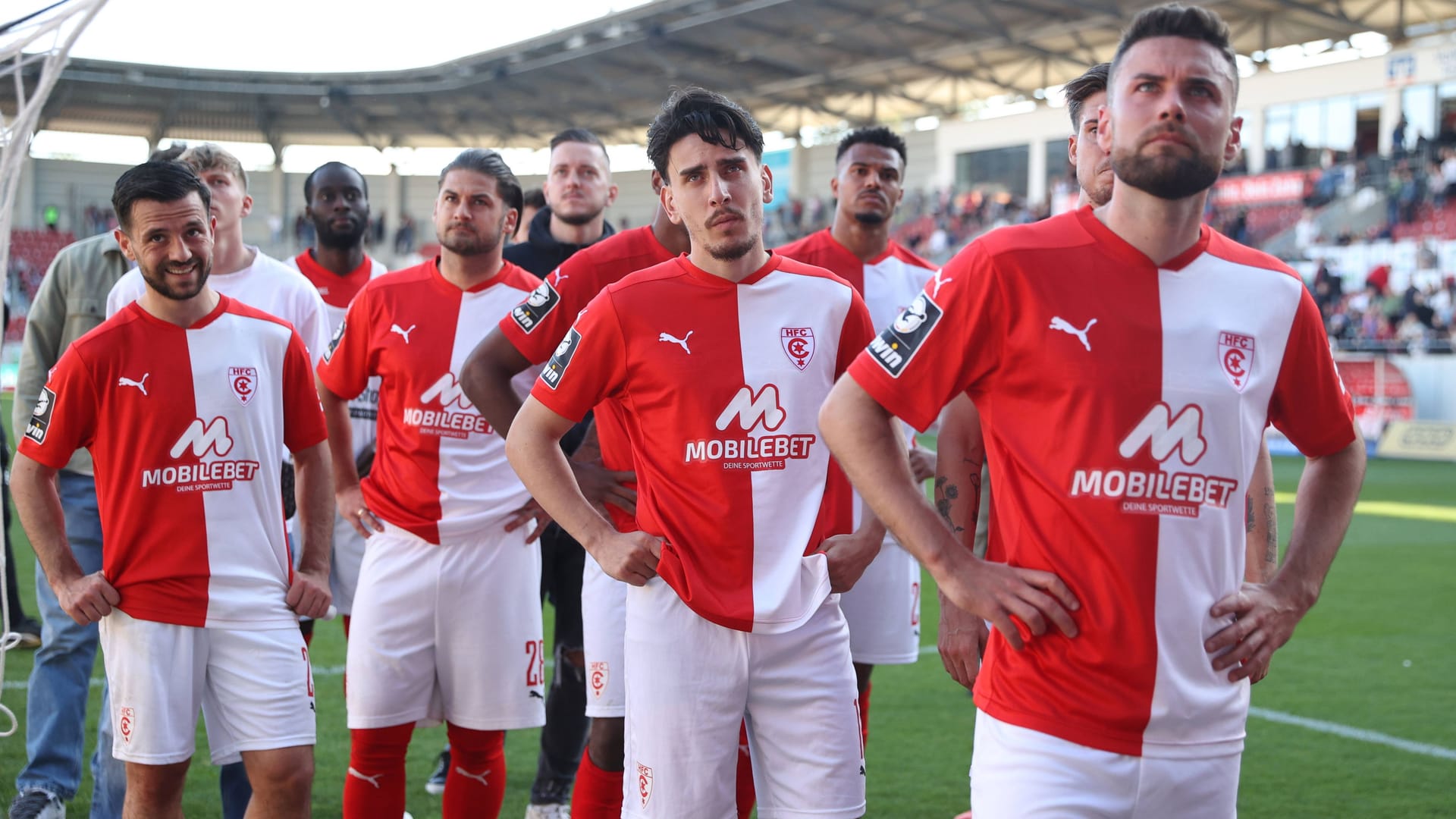 Die Spieler des Halleschen FC: Am Samstag war der Abstieg in die Regionalliga Nordost besiegelt.