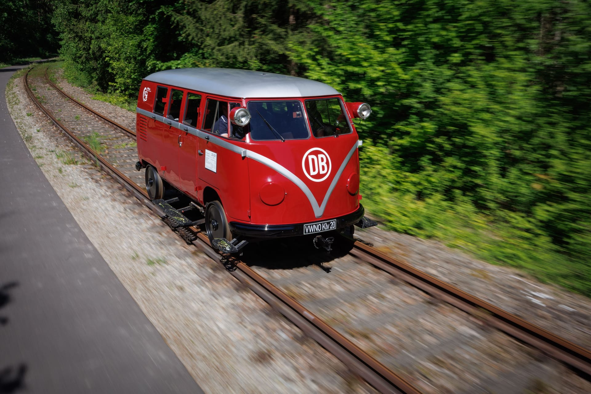 Ein Bus auf Schienen? Was wirkt wie ein moderner Spaß-Umbau, hatte vor rund 70 Jahren tatsächlich einen Zweck.