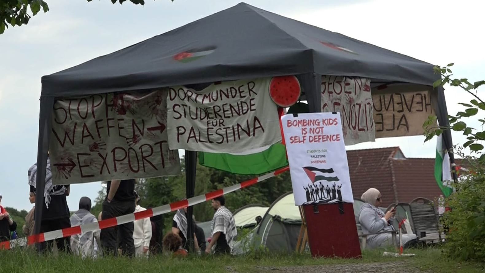 Pro-Palästina-Camp in Dortmund: Die jungen Menschen fordern unter anderem ein Ende der Waffenexporte.