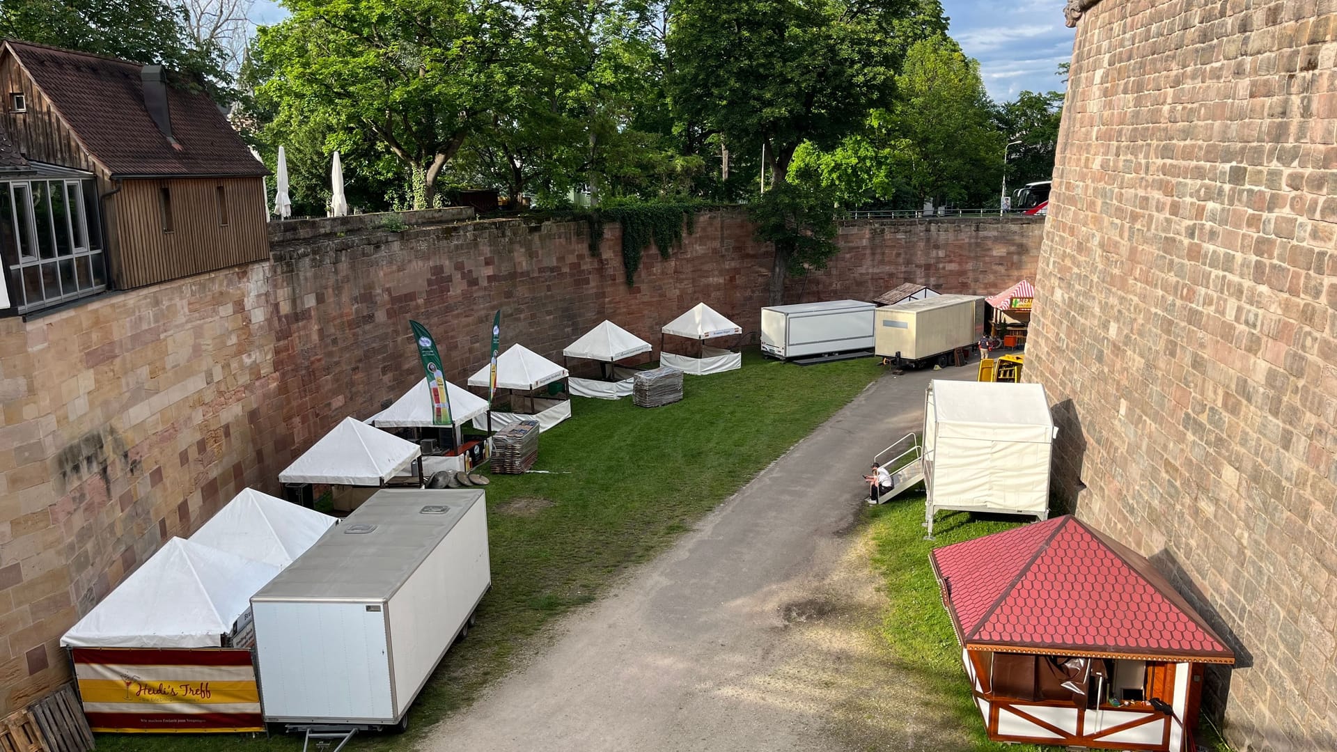 Das Fest findet im Burggraben, direkt hinter der Kaiserburg, statt: Rund 40 Brauereien bauen dort gerade ihre Stände auf.