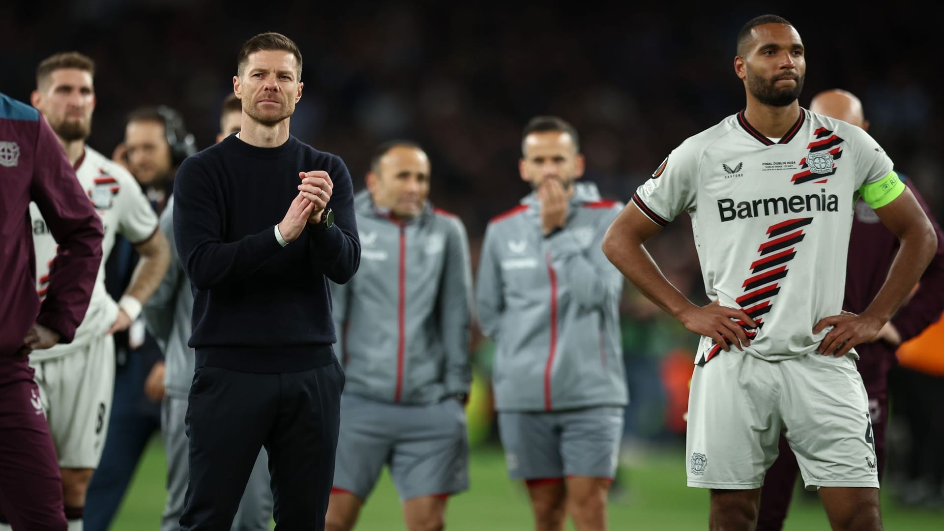 Enttäuscht: Bayer-Trainer Xabi Alonso (li.) und seine Mannschaft nach dem 0:3 gegen Atalanta Bergamo.