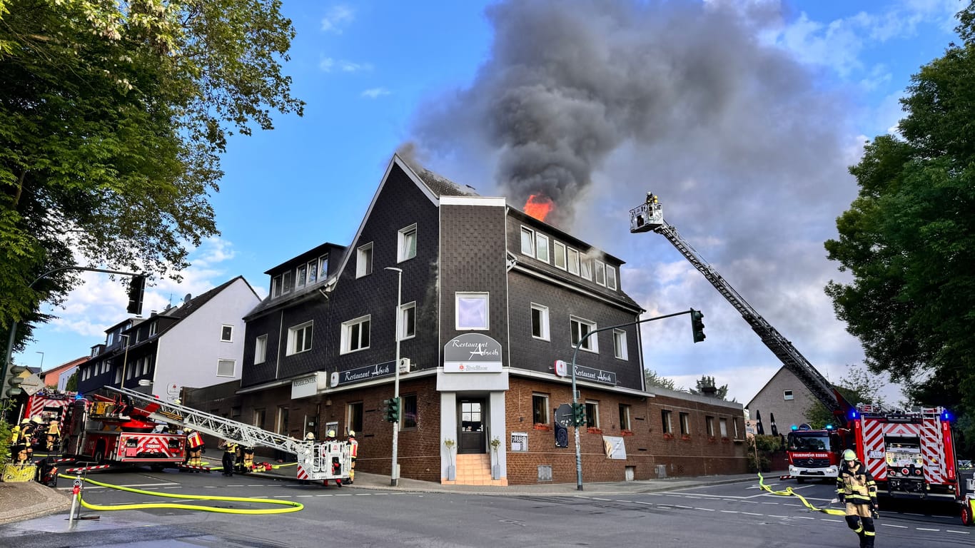 In Essen-Schonnebeck kam es am Montagmorgen zu einem Brand in einem Wohn- und Geschäftsgebäude.