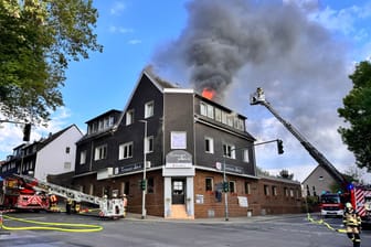 In Essen-Schonnebeck kam es am Montagmorgen zu einem Brand in einem Wohn- und Geschäftsgebäude.