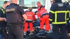 Rettungskräfte am Neuenfelder Damm: Ein 38-Jährige kam schwer verletzt in eine Klinik.
