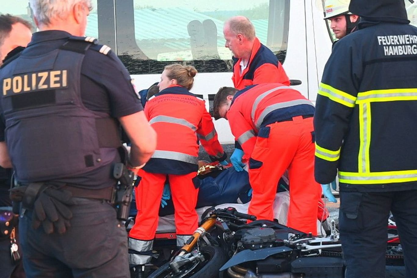 Rettungskräfte am Neuenfelder Damm: Ein 38-Jährige kam schwer verletzt in eine Klinik.