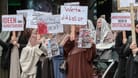 Teilnehmende der Kalifats-Demo vom 27. April halten Schilder hoch: Am Samstag ist eine erneute Kundgebung geplant.