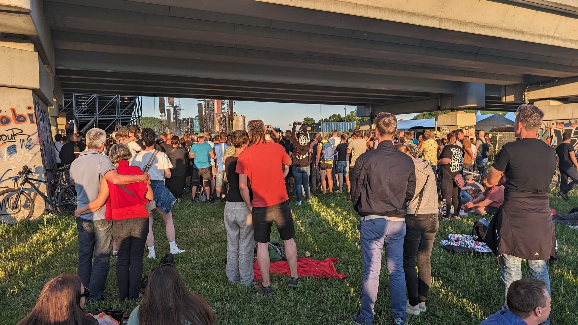 Viele Besucher ohne Ticket: Sie versuchen auch ohne Eintrittkarte am Konzert teilzunehmen.