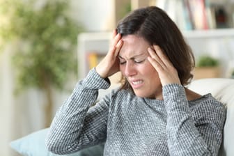 Heftige Kopfschmerzattacken sind typisch für Migräne.