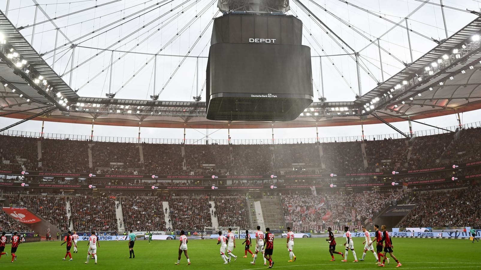 Bundesliga: Videowürfel senkt sich ab  – Spiel in Frankfurt unterbrochen