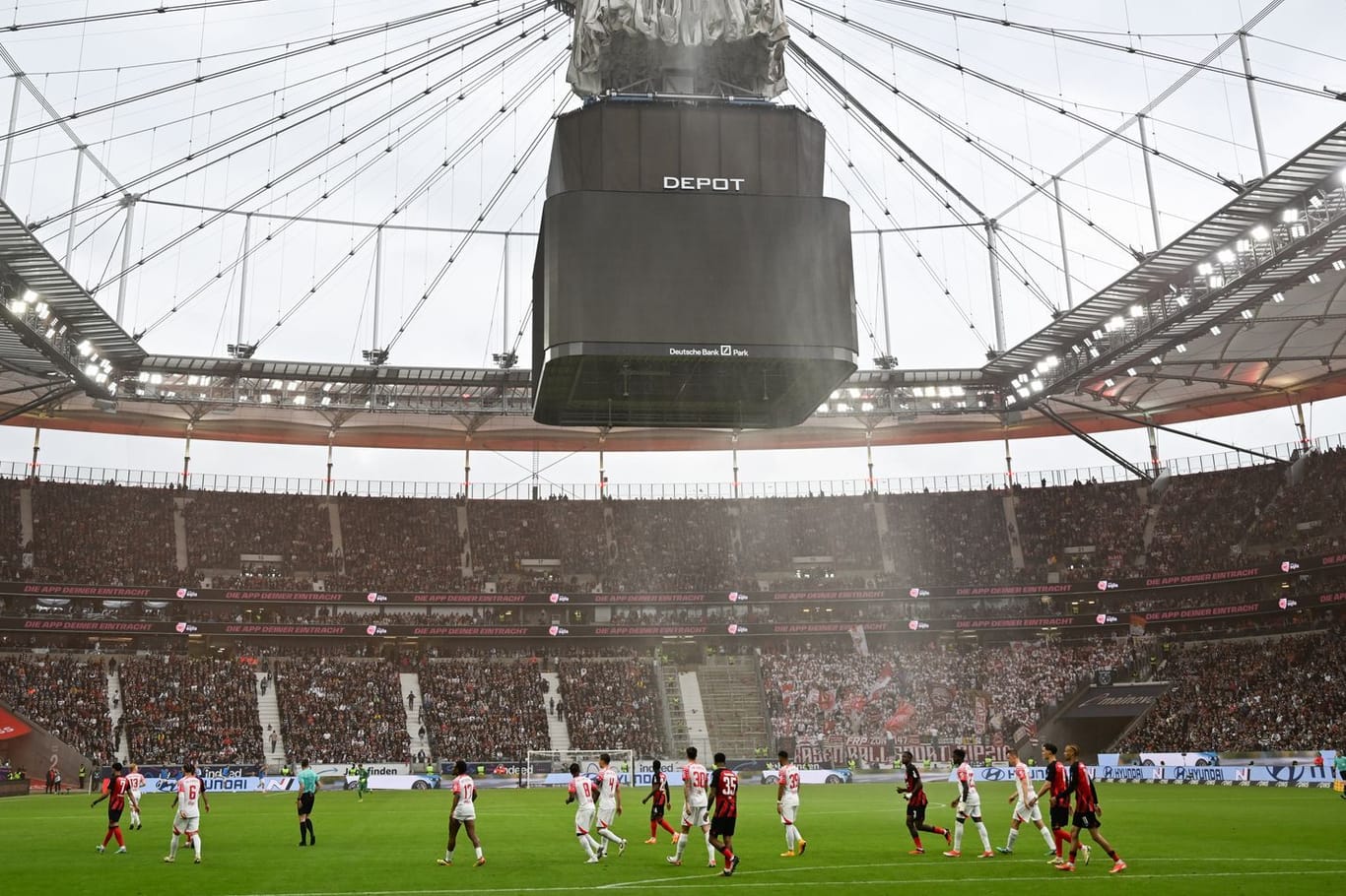 Vor dem Zwischenfall: Der Videowürfel im Frankfurter Stadion.