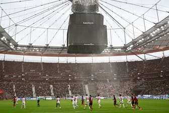 Vor dem Zwischenfall: Der Videowürfel im Frankfurter Stadion.