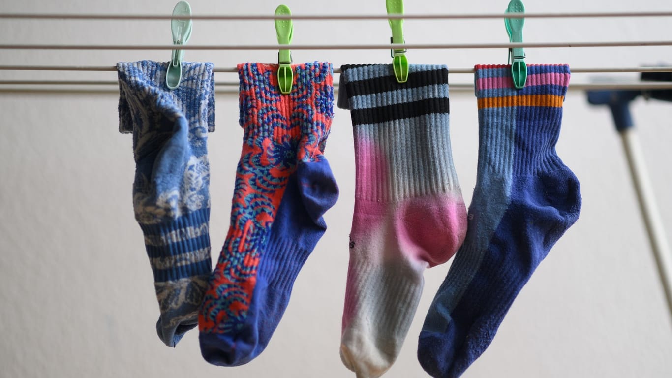 Socken auf einem Wäscheständer