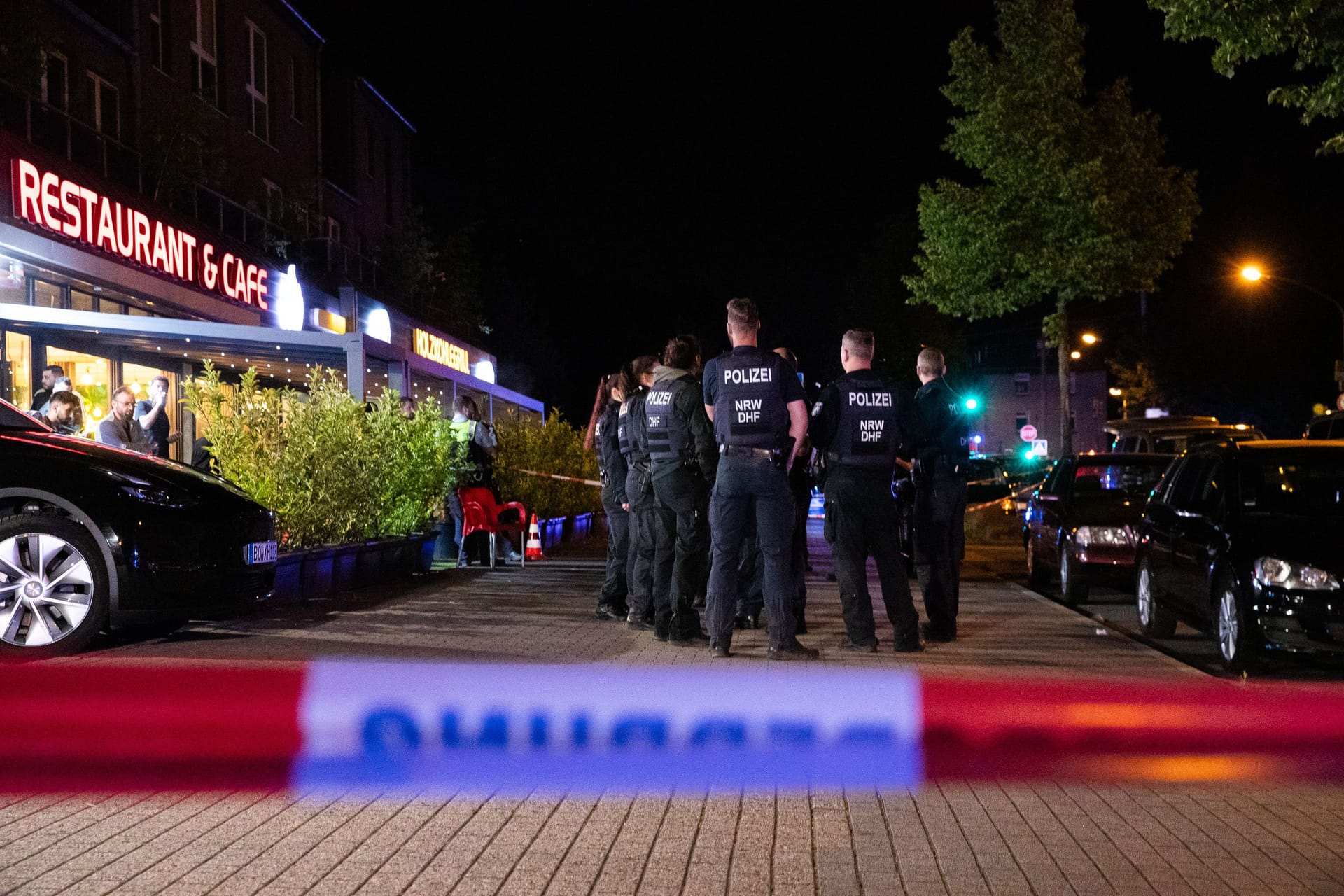 Einsatzkräfte in Essen-Vogelheim: Die Polizei musste offenbar Verstärkung rufen.