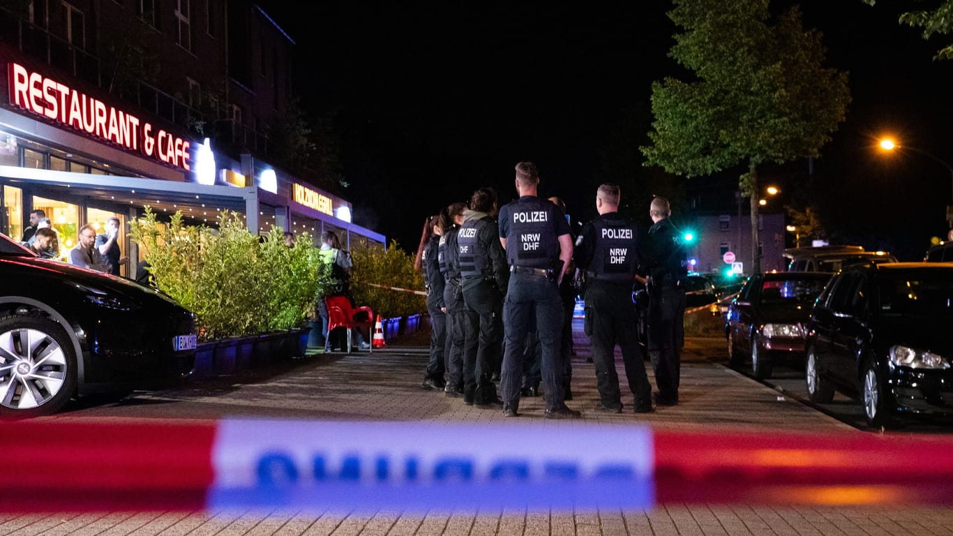 Einsatzkräfte in Essen-Vogelheim: Die Polizei musste offenbar Verstärkung rufen.