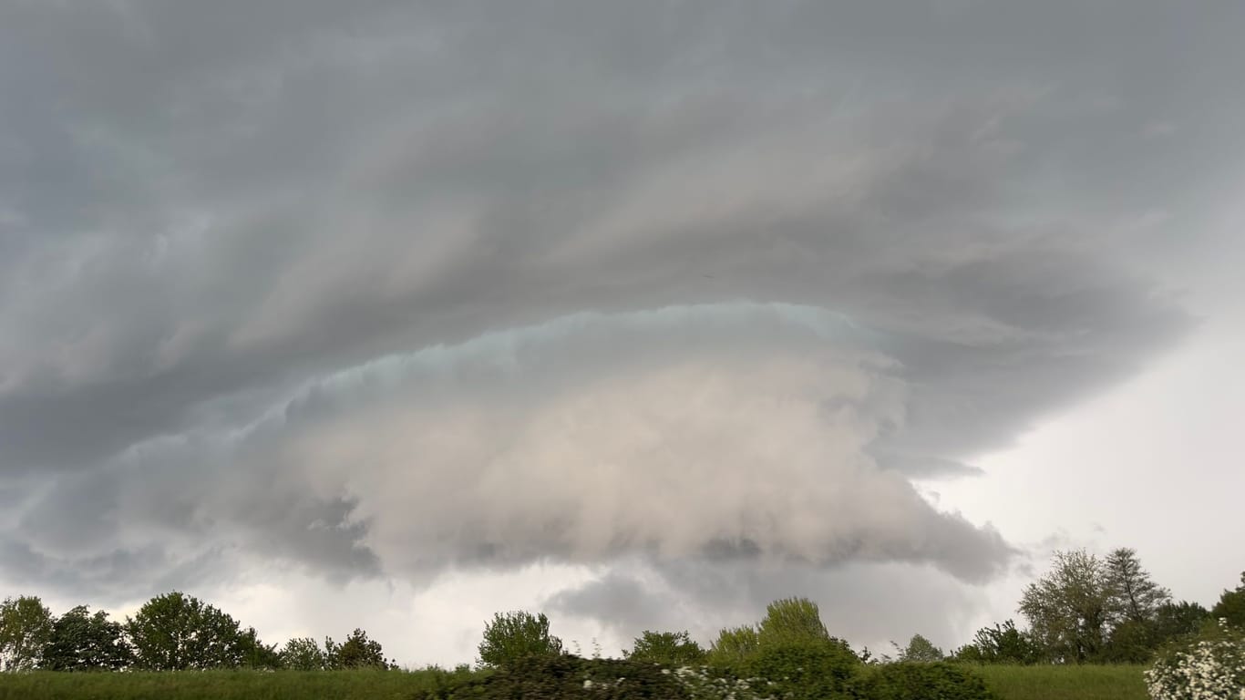 Eine Unwetterzelle baut sich über Emmendingen auf