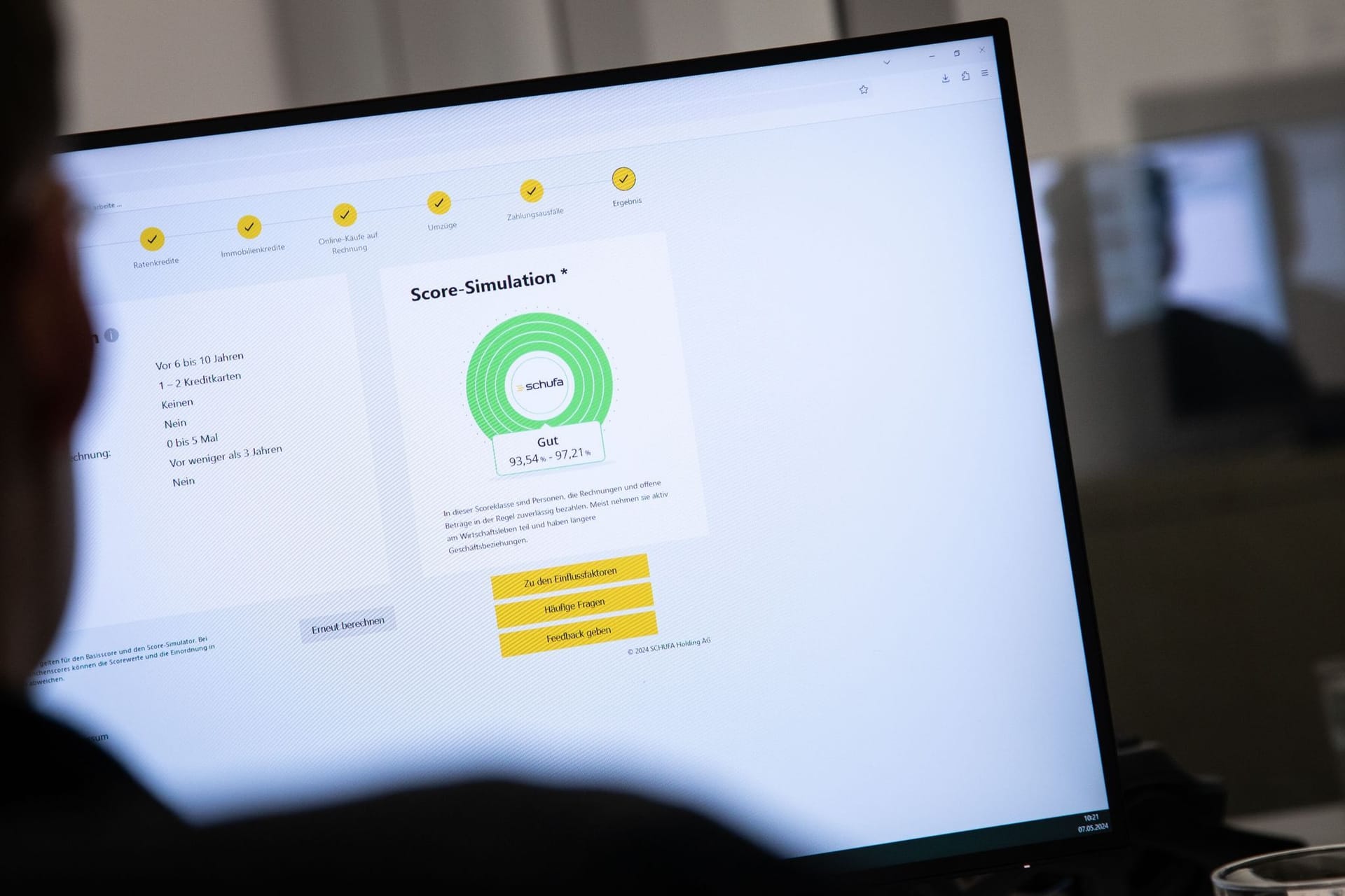 Eine Person simuliert ihren Schufa-Score Eine Person simuliert ihren Schufa-Score