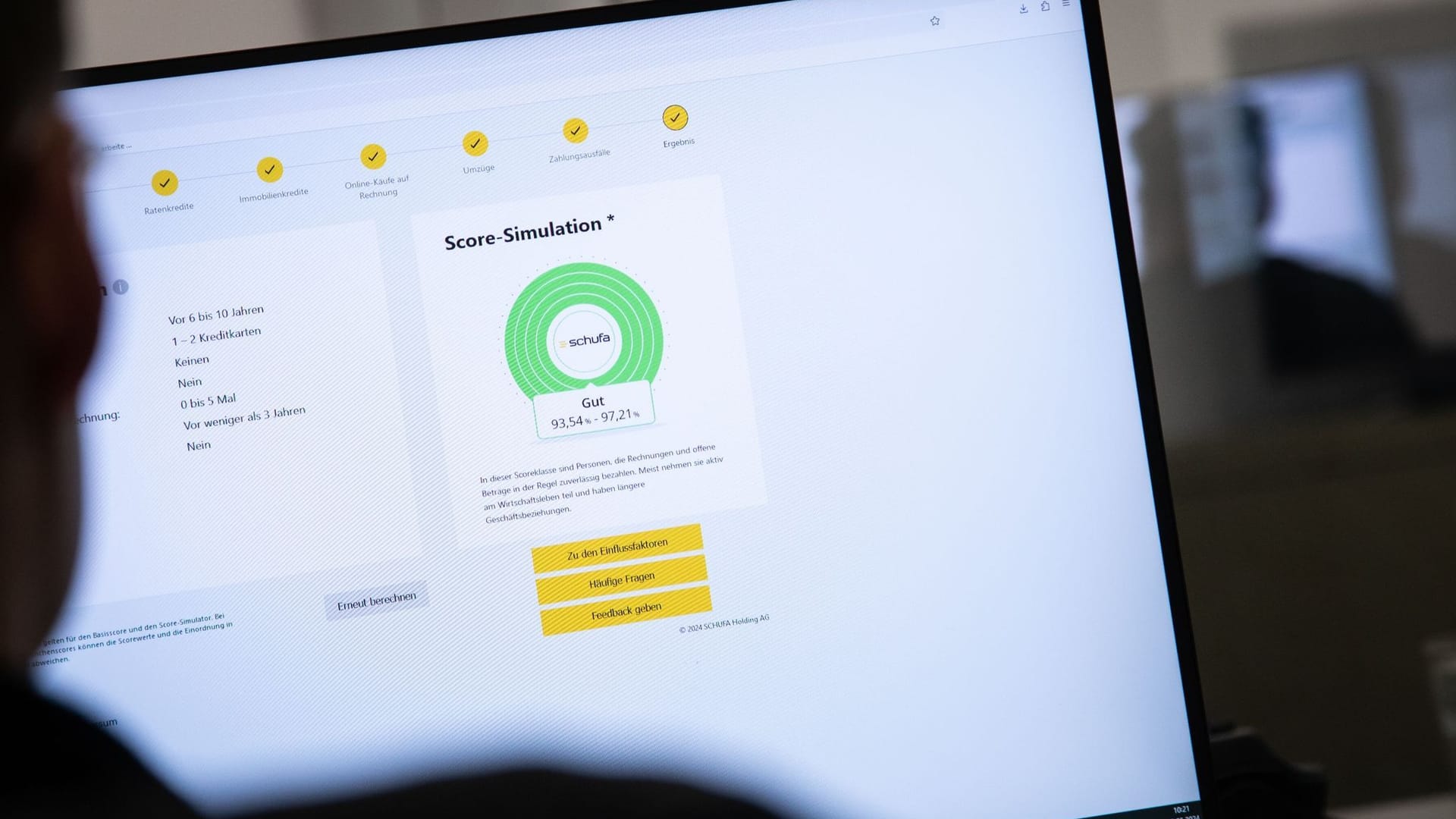Eine Person simuliert ihren Schufa-Score Eine Person simuliert ihren Schufa-Score