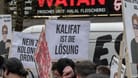"Kalifat ist die Lösung", steht auf einem Schild: Am Samstag dürfen Islamisten erneut in Hamburg demonstrieren.