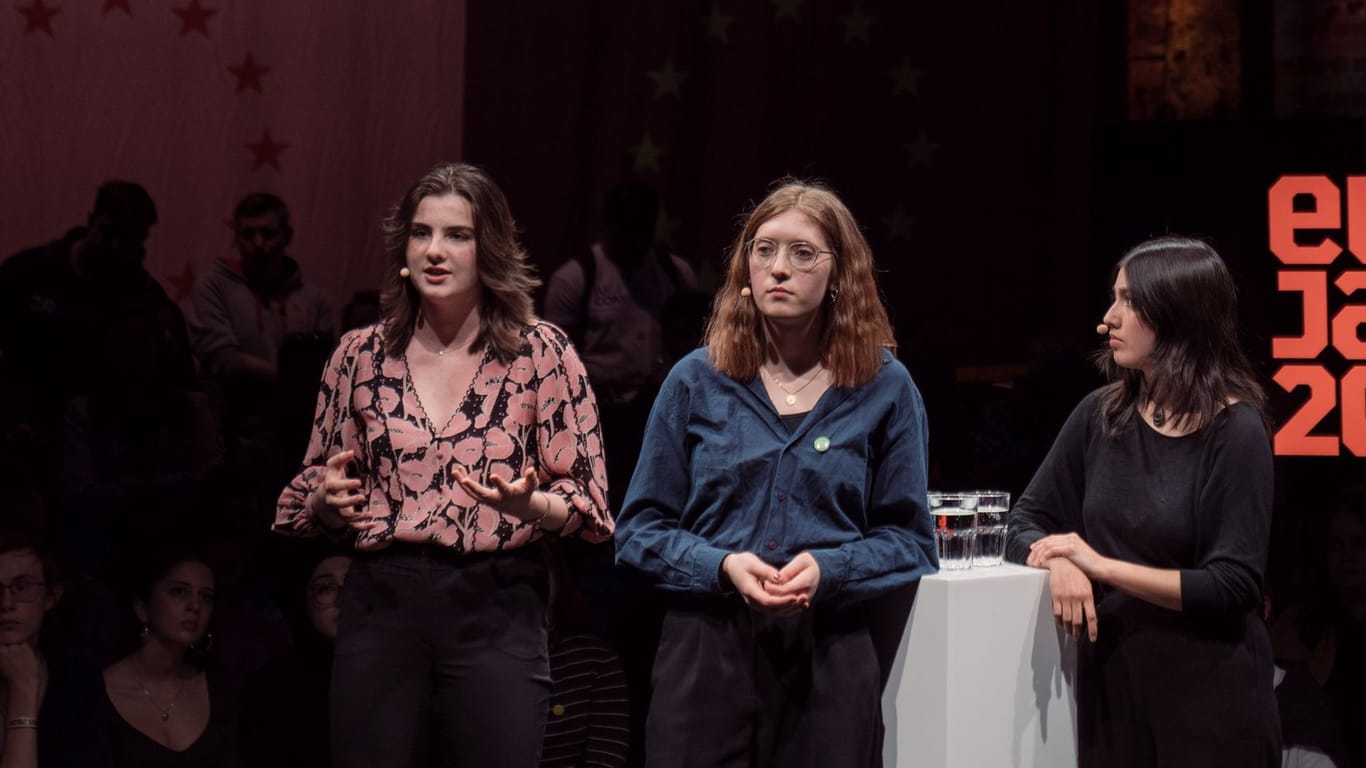 Luise Goldmann, Zaïde Engel und Syen Ramirez (v.l.): Die drei 16-Jährigen hatten einen Rednerwettbewerb gewonnen und traten auch beim EuroJam auf.