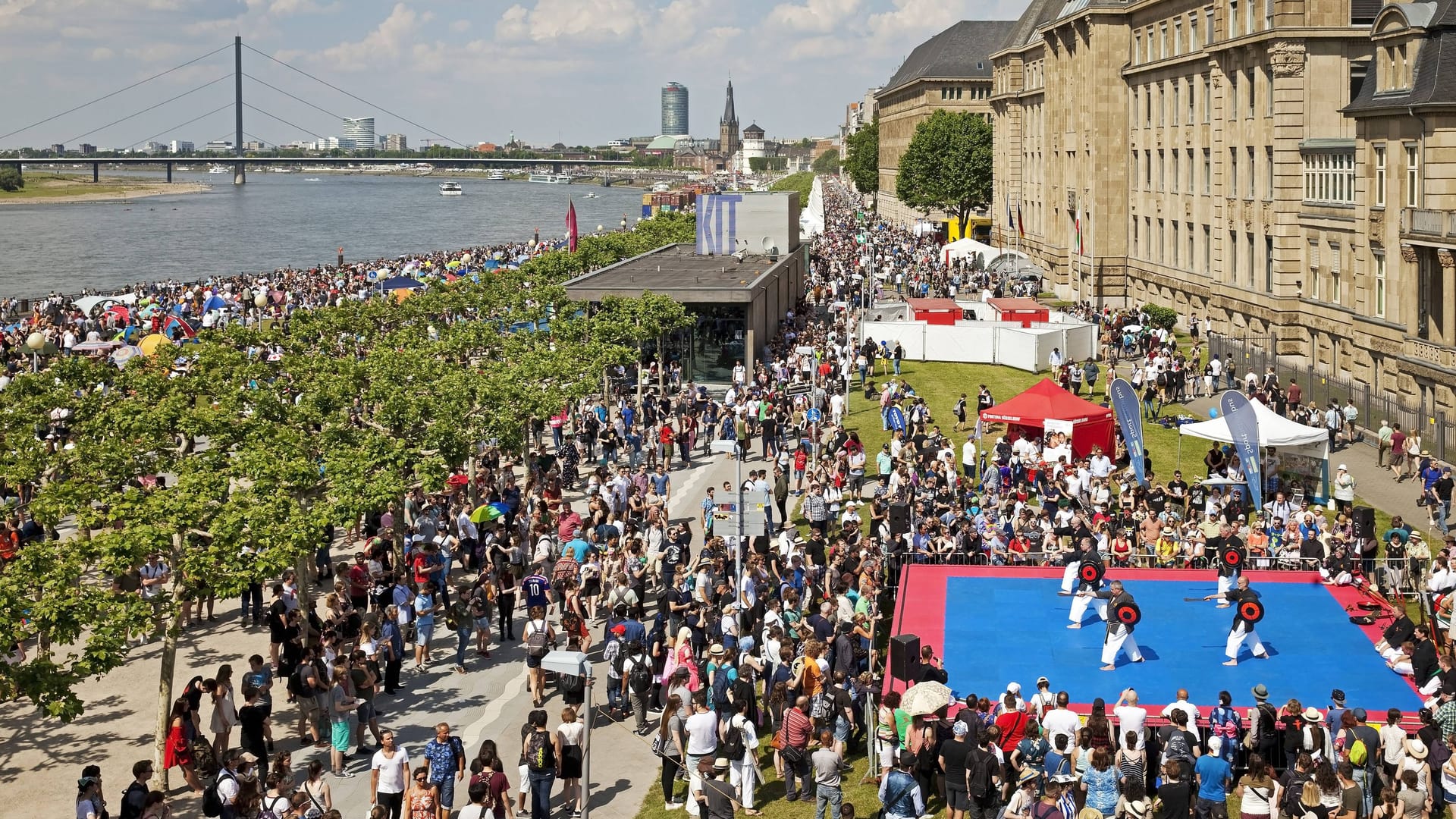 Menschen bei einer Vorführung auf der Rheinuferpromenade am Japan-Tag (Archivbild): Kiffen ist in diesem Jahr am Japan-Tag verboten.