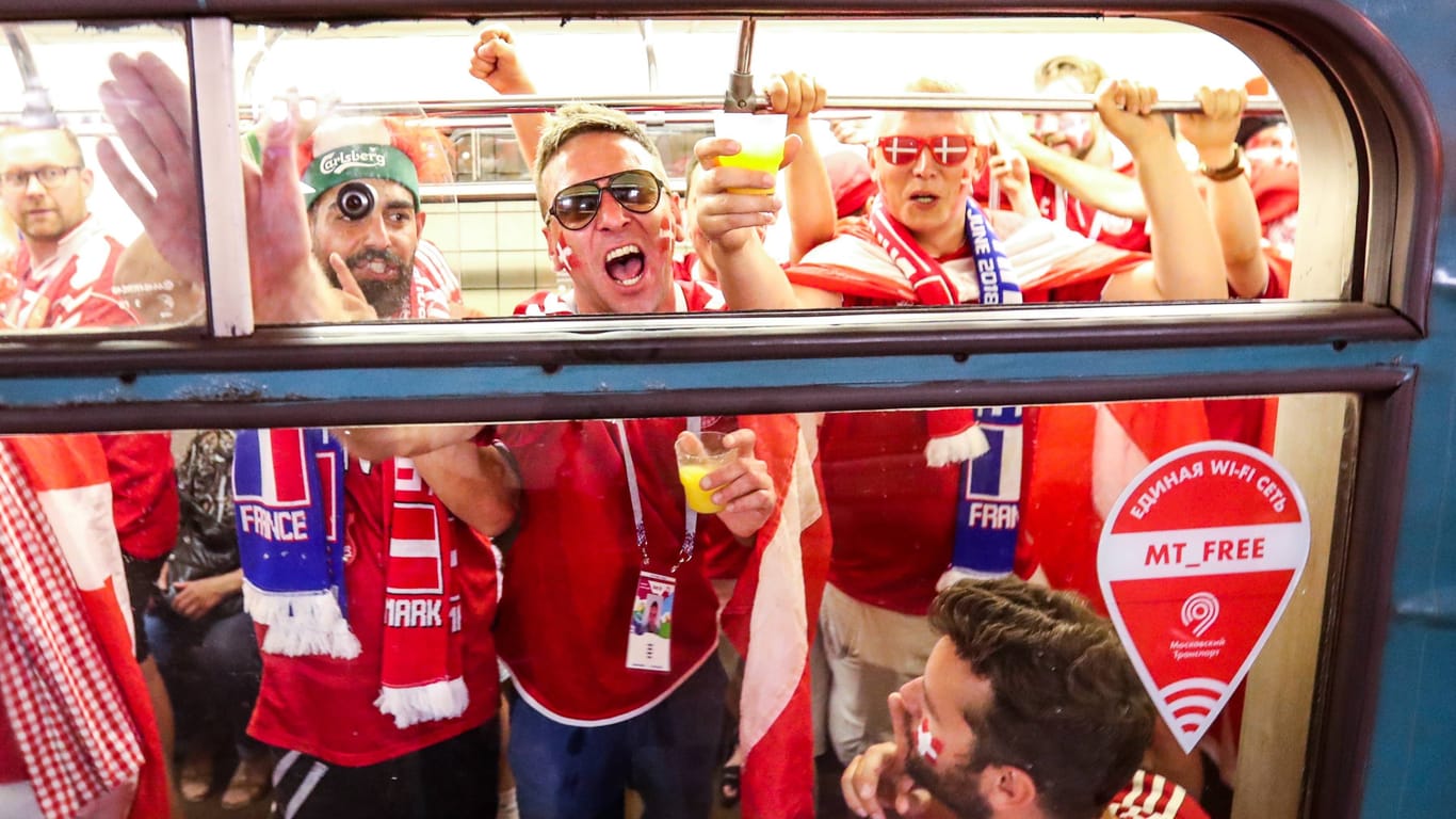 Französische Fußballfans in einem Zug: Deutschland erwartet zur EM fast zwei Millionen Gäste aus dem Ausland.